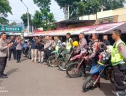 Polda Jabar Kirim Logistik ke Pengungsi Cianjur yang Sulit Terjangkau