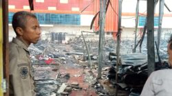 Pasca Kebakaran, Puluhan Warga Nekat Terobos Garis Polisi di Pasar Sentral Makassar