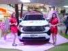 All New Veloz, Saat Mobil Keluarga Jadi Cermin Gaya Hidup Modern MAKASSAR, FILALIN.COM — Mobil keluarga kini bukan sekadar alat transportasi. Di era modern, kendaraan telah menjadi bagian dari identitas dan gaya hidup, terutama bagi keluarga muda yang aktif dan dinamis. Tren inilah yang membuat Toyota All New Veloz semakin diminati — bukan hanya karena fungsinya, tetapi juga karena tampilannya yang stylish dan teknologi canggihnya. Bagi Rizal (35), seorang pegawai swasta di Makassar, memilih All New Veloz bukan hanya soal mesin dan fitur, tapi juga soal citra. “Kami ingin mobil yang bisa mengakomodasi kebutuhan keluarga, tapi tetap kelihatan keren dan berkelas,” ujarnya saat ditemui di area parkir salah satu mal di Makassar. Rizal mengaku, sejak menggunakan All New Veloz tipe Q CVT, setiap perjalanan keluarga terasa lebih menyenangkan. “Interiornya lega, kursinya empuk, anak-anak juga suka karena ada layar hiburannya. Tapi yang paling penting, tampilannya elegan — nggak kelihatan seperti mobil keluarga biasa,” tambahnya. Toyota All New Veloz memang dirancang untuk menjawab kebutuhan keluarga modern. Desain eksteriornya berkarakter kuat dengan aura SUV, ground clearance tinggi, serta lampu LED yang tajam. Di bagian dalam, kabin lega dan material premium membuat siapa pun merasa nyaman. Bagi Rizal dan istrinya, Nisa (32), mobil ini juga menjadi “ruang keluarga kedua” di tengah padatnya aktivitas kota. “Kami sering bawa anak-anak jalan sore ke Pantai Losari. Mobil ini bukan cuma alat transportasi, tapi tempat kami ngobrol, bercanda, dan melepas penat bareng-bareng,” ungkap Nisa. Selain kenyamanan, faktor keamanan juga menjadi alasan utama keluarga Rizal memilih All New Veloz. “Saya suka karena sudah ada Toyota Safety Sense. Jadi lebih tenang bawa keluarga, apalagi kalau perjalanan jauh,” katanya. Fenomena seperti keluarga Rizal menunjukkan bahwa mobil keluarga kini mengalami perubahan makna. Tak lagi sekadar fungsional, tapi juga menjadi simbol kehidupan modern yang menyeimbangkan kenyamanan, keamanan, dan gaya. Toyota melalui All New Veloz berhasil menangkap semangat itu — menghadirkan kendaraan yang tak hanya stylish, tapi juga sarat nilai emosional dan kehangatan keluarga