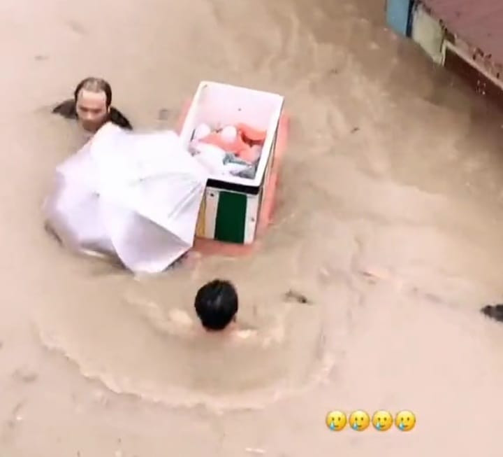 Penuh Haru! Bayi di Manado Dievakuasi Pakai Box saat Banjir
