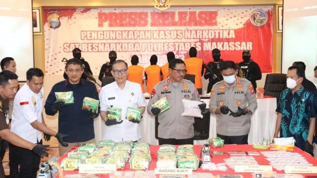 Polisi Makassar Bongkar Jaringan Narkoba Internasional... 43 Kg Sabu Gagal Edar