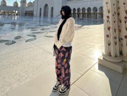 Kagum! Jennie BLACKPINK Kunjungi Masjid di Abu Dhabi