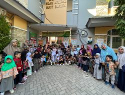 TK Islam Athirah Bukit Baruga Peringati Hari Batik Nasional dengan Memakai Baju batik