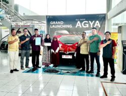 Kalla Toyota Serahkan Grand Prize Toyota Agya ke Pelanggan Kalla Toyota Polman