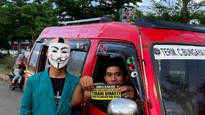Jadikan Topeng “V” Sebagai Simbol; Mahasiswa Makassar Makin Massif Serukan Perlawanan Terhadap Politik Dinasti Dari Kampus Hingga Ke Pengendara Jalan