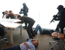 KALLA Gelar Simulasi Tindakan Penyelamatan Sandera di Wisma Kalla Office Building