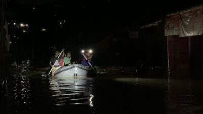 Basarnas Evakuasi Warga Terdampak Banjir di Makale Tana Toraja