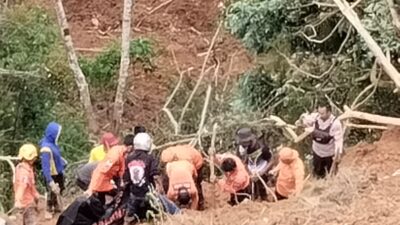 Basarnas Makassar Turunkan Tim Evakuasi di Lokasi Longsor Bastem Kabupaten Luwu
