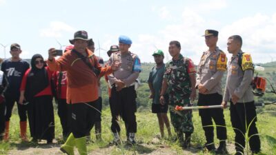 Kolaborasi Baksos Mahasiswa KKN UIN Alauddin Makassar 74 Lainungan dengan TNI-Polri di wisata Bujung Pitue