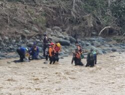 8 Warga Dari Daerah Terisolir Karena Banjir Bandang,Berhasil Dievakuasi