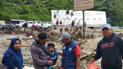 Terus Bergerak, KKLR Sulsel Kembali Salurkan 300 Porsi Nasi Kotak untuk Warga Korban Banjir di Desa Kadundung Luwu
