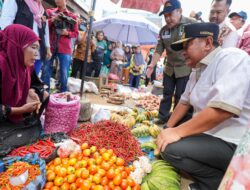Pj Bahtiar Pastikan Harga Kebutuhan Pokok Terkendali Di Pasar Baru Polman, Lebih Banyak Ngobrol dengan Pedagang