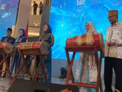 Fashion Show di Pembukaan KKS X Digifest South Sulawesi Digital Festival, Prof Zudan Arif Fakrulloh dan Istri Kenakan Wastra Sengkang Motif Pucuk Rebung