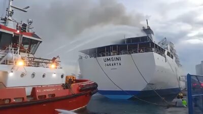 Kapal Tunda Pelindo Responsif Ikut Padamkan Kebakaran Kapal Di Makassar