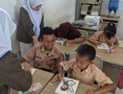 OSIS SMA Islam Athirah 1 Makassar Gelar Kegiatan Athirah Mengajar dan 1000 Buku di SDN Lakkang