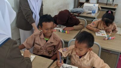 OSIS SMA Islam Athirah 1 Makassar Gelar Kegiatan Athirah Mengajar dan 1000 Buku di SDN Lakkang