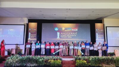 Rektor UIT Terima Penghargaan Anugerah dari LLDIKTI Wil.IX Sultanbatara Perguruan Tinggi Swasta sebagai Pimpinan Berprestasi dan Inovatif