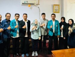 Dekan FISIP UIT Meyudisium Mahasiswa