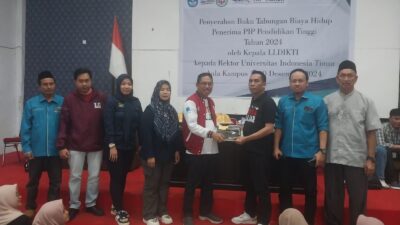 Kepala LLDIKTI Wil.IX Dr.Andi Lukman, M.Si Menyerahkan Buku Tabungan KIP Kuliah kepada Rektor UIT Dr. Abdul Rahman, S.Pt, SE, MM.