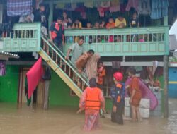 Tim rescue Basarnas Makassar masih terus melakukan evakuasi korban banjir