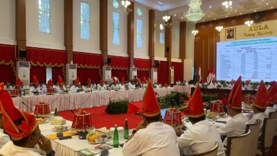 Bersama Pj Gubernur dan Bupati, Menko Pangan Rakor Mengenakan “Passapu” Merah