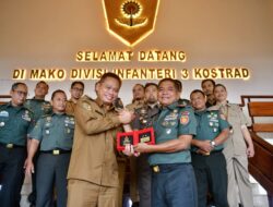Perkuat Kolaborasi di Jajaran Forkopimda, Prof Fadjry Djufry Kunjungan Silaturahmi ke Mako Pangdivif 3 Kostrad di Gowa