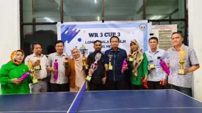 Wakil Rektor III UIT Serahkan piala kepada Pemenang Lomba Tenis Meja