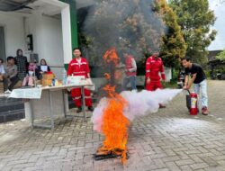 Peringati Bulan K3 Nasional, Pertamina Patra Niaga Regional Sulawesi Gelar Sosialisasi Penggunaan APAR di Kampus ITEKES Tri Tunas Nasional Makassar