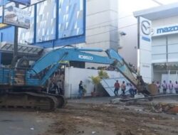 Eksekusi Lahan Showroom Mobil Mazda di Makassar Ricuh, Polisi Bentrok dengan Massa