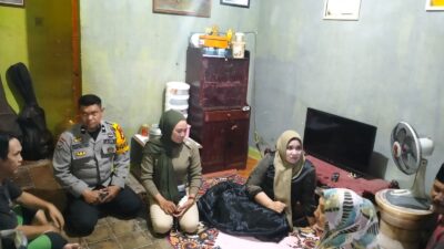 Peduli Warga Miskin Ekstrem, Bhabinkamtibmas Desa Bontoala Bersama PJ Kades Salurkan Bantuan dan Lakukan Peninjauan Langsung