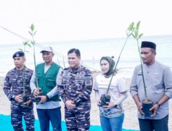 KASAL Serahkan Bibit Mangrove, Mercure Makassar Tanam 1.000 Pohon di Pantai Puntondo
