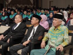 UCM Gelar Wisuda Sarjana dan Ahli Madya, Rektor Tuai Pujian