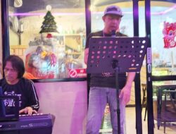 Penyanyi Kafe Manfaatkan IM3 untuk Cari Lagu Viral, Bikin Penonton Ikut Nyanyi