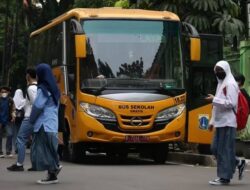 Sopir Angkutan Sekolah Gunakan Tri untuk Tetap Terhubung dengan Orang Tua Siswa