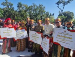 Rektor UIT Makassar Terima Penghargaan dari Gubernur Sulsel