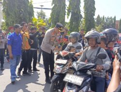 Peringati Hari Buruh, Polres Gowa dan KSPSI Gelar Doa Bersama dan Bagi-Bagi Bunga ke Pengguna Jalan