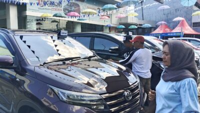 Keseruan Bazar Mobil Bekas Kalla Toyota Alauddin: Pengunjung Nikmati Pallu Basah dan Hiburan Panggung