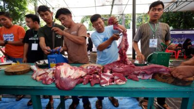 Peduli Masyarakat Sekitar, Pelindo Regional 4 Bagikan Daging Hewan Qurban