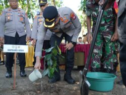 Kapolres Gowa Tanam Pohon dan Bagikan Pupuk Organik di Desa Panakukang