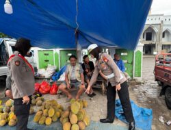 Polwan Polres Gowa Laksanakan Patroli Keamanan di Pasar Bontorea