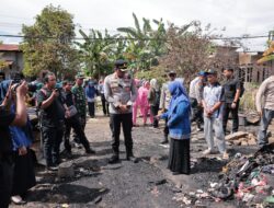 Kapolres Gowa dan Ketua Bhayangkari Serahkan Bantuan Sosial kepada Korban Kebakaran di Barombong
