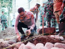 Kapolres Gowa Lakukan Peletakan Batu Pertama Pembangunan Rumah Nenek Korban Kebakaran di Barombong