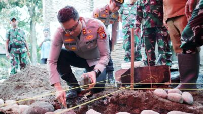 Kapolres Gowa Lakukan Peletakan Batu Pertama Pembangunan Rumah Nenek Korban Kebakaran di Barombong