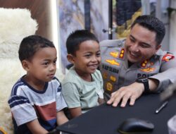 Kapolres Gowa Tepati Janji, Dua Bocah Pemungut Kue sisa Pejabat Viral, Kini Pulang Membawa Sepeda, Seragam, dan Harapan Baru