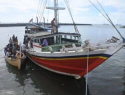Pengemudi Kapal Motor Antar Pulau di Makassar Manfaatkan AI dari IM3 untuk Hemat BBM dan Waktu