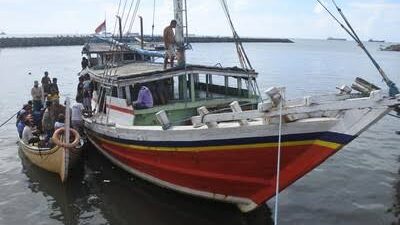 Pengemudi Kapal Motor Antar Pulau di Makassar Manfaatkan AI dari IM3 untuk Hemat BBM dan Waktu