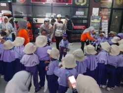 Wisata Edukasi Polsanak di Aula Rewako: Siswa TK Amanah Belajar Keselamatan Jalan Raya