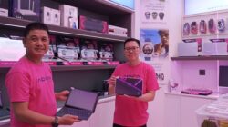 Tenny Tjung, National Sales Manager Advan Indonesia, bersama Alexander Halim, Direktur Utama PT Mugen Multidistribusi memperlihatkak produk terbaru dari advan saat pembukaan advan store di Komputer cmCity jln Pengayoman Makassar, Jumat (7/11). Foto : ahmad