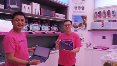 Tenny Tjung, National Sales Manager Advan Indonesia, bersama Alexander Halim, Direktur Utama PT Mugen Multidistribusi memperlihatkak produk terbaru dari advan saat pembukaan advan store di Komputer cmCity jln Pengayoman Makassar, Jumat (7/11). Foto : ahmad