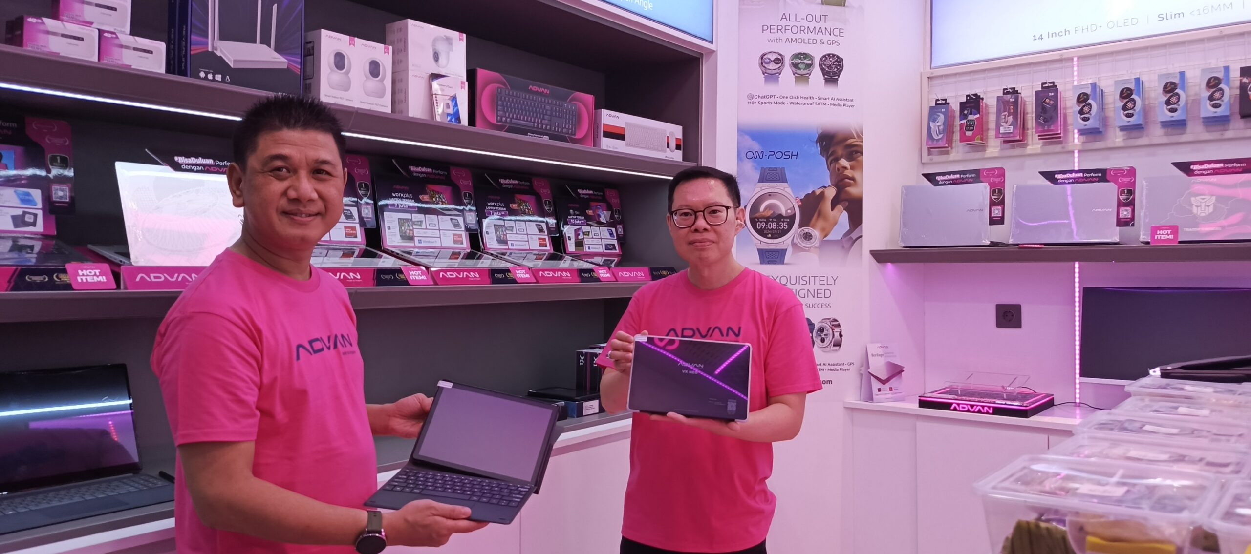 Tenny Tjung, National Sales Manager Advan Indonesia, bersama Alexander Halim, Direktur Utama PT Mugen Multidistribusi memperlihatkak produk terbaru dari advan saat pembukaan advan store di Komputer cmCity jln Pengayoman Makassar, Jumat (7/11). Foto : ahmad